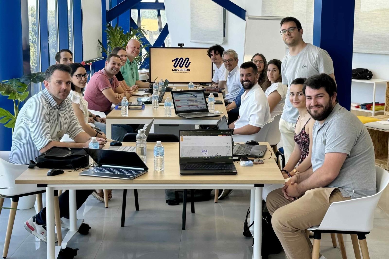 Equipo de MOVENBUS en sesión de trabajo