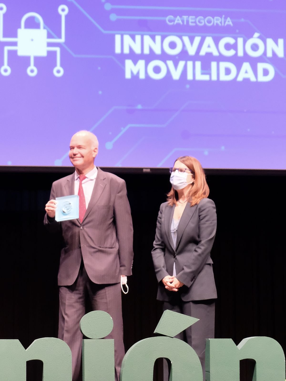 Entrega del premio en la categoría de Innovación en Movilidad